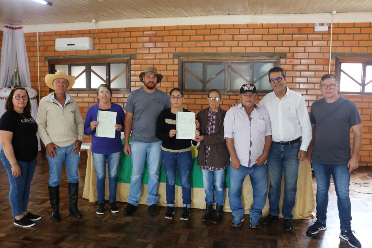 Títulos da terra são assinados para famílias dos assentamentos em