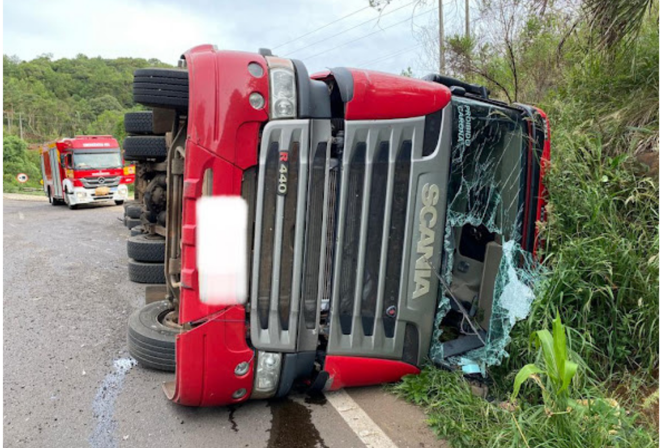 Motorista de Ipuaçu fica ferido após tombamento de carreta na BR-282