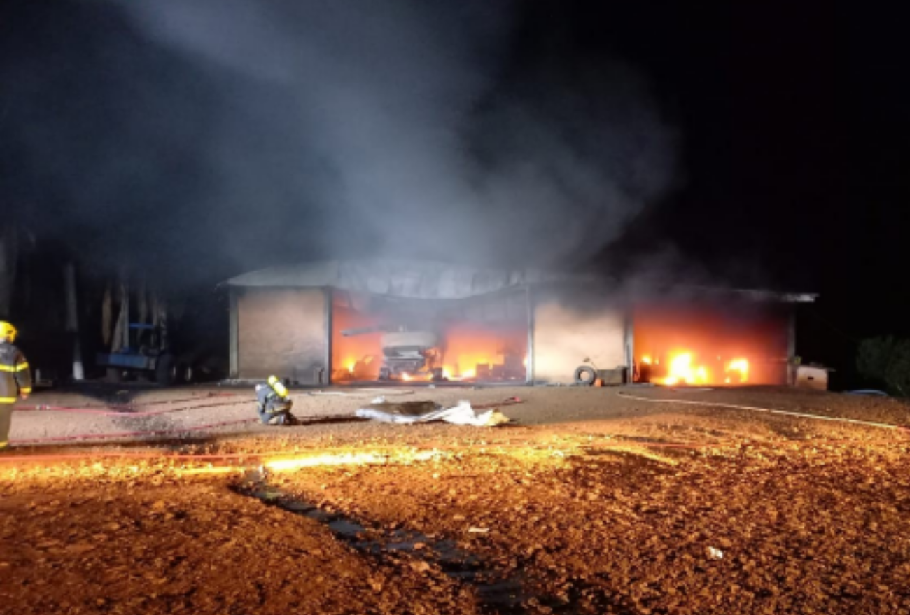 Barracão de uma das propriedades de Kiko Aléssio é completamente destruído por incêndio, em Ipuaçu
