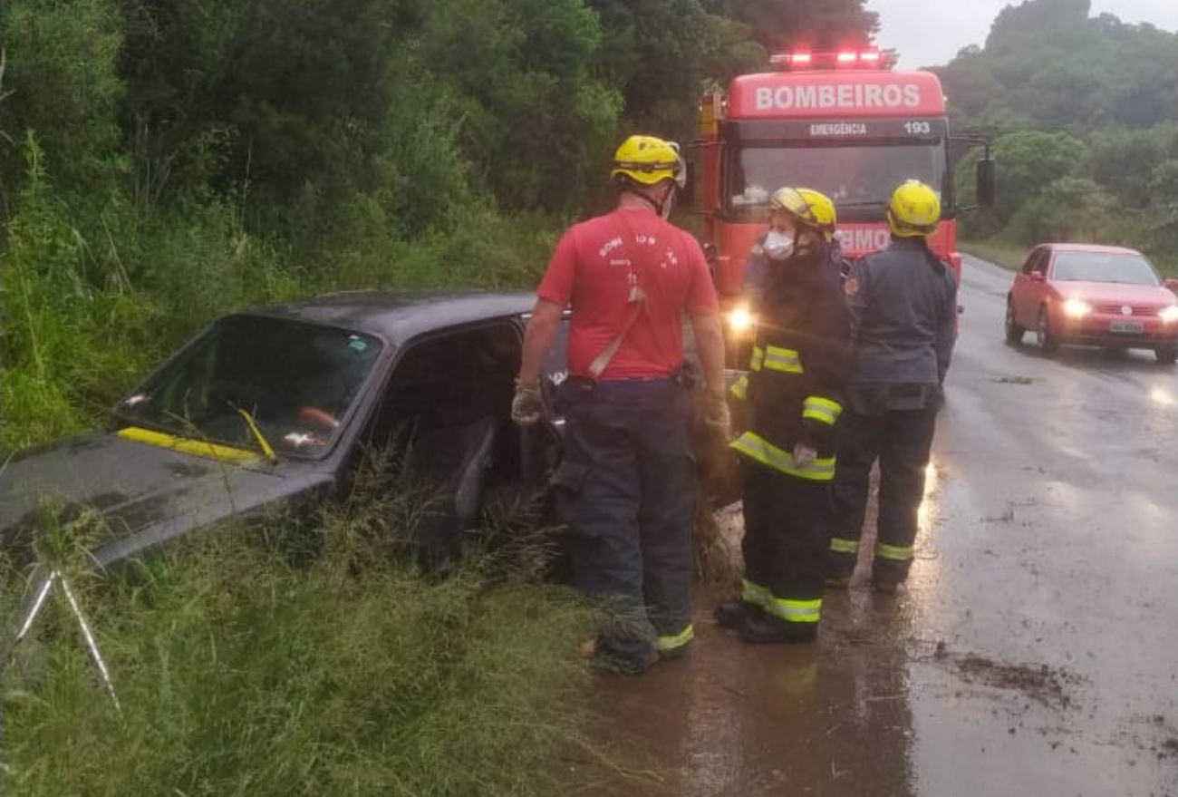 Veículo sai da pista e deixa condutor ferido na BR-282, em Ponte Serrada