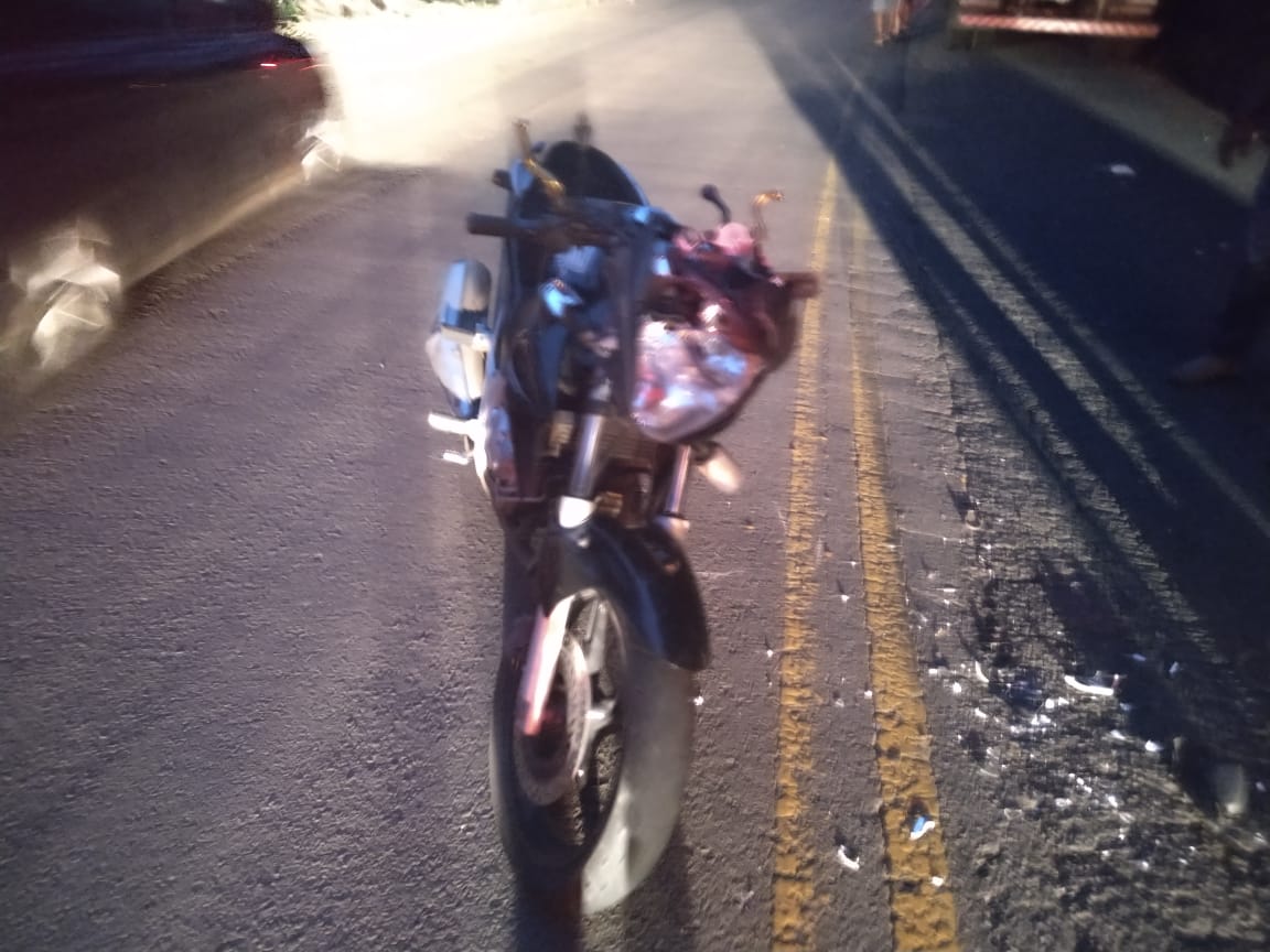 Motociclista morre após colisão violenta contra caminhão no Oeste