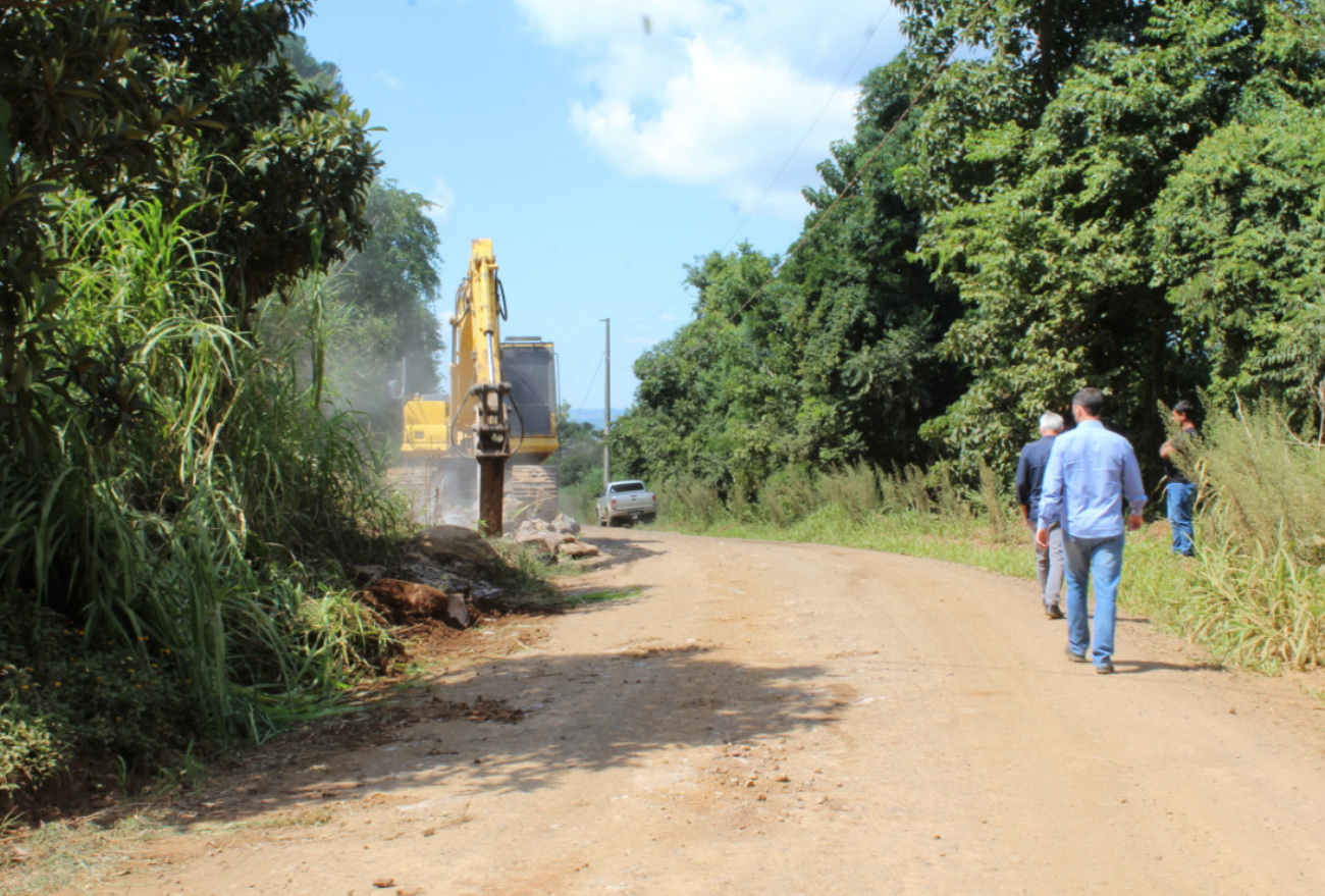 Faxinal dos Guedes realiza rompimento de rochas na estrada da Boa Esperança para alargamento da via