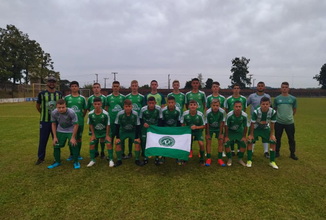 Escolinha de futebol de Faxinal dos Guedes garante título na Copa Constantina 63 anos