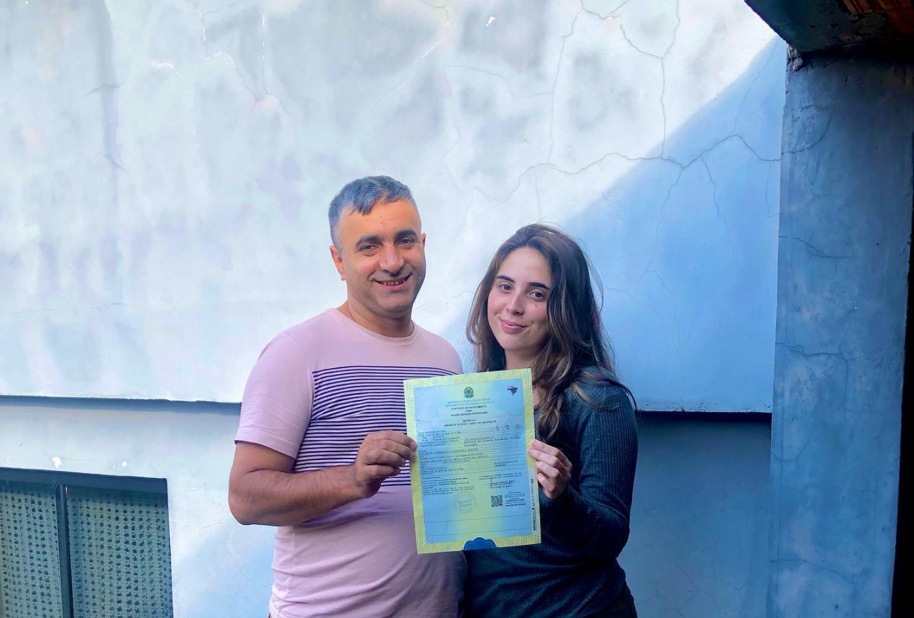 “Sempre fomos pai e filha de coração, mas agora somos mais que isso”, diz menina que recebeu o sobrenome do padrasto