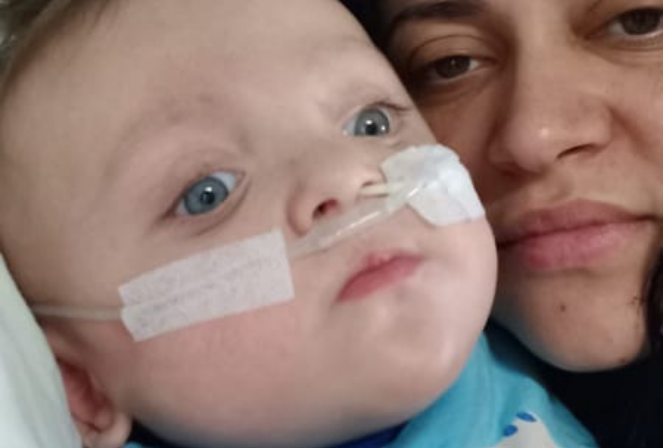 Vídeo: mãe pede ajuda para continuar o tratamento do filho com doença grave