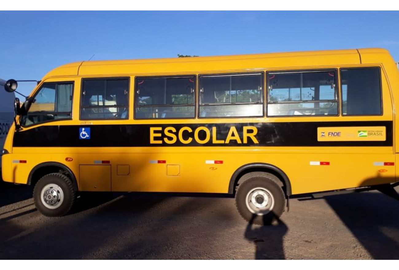 Neodi Saretta entrega ônibus para a educação de Passos Maia