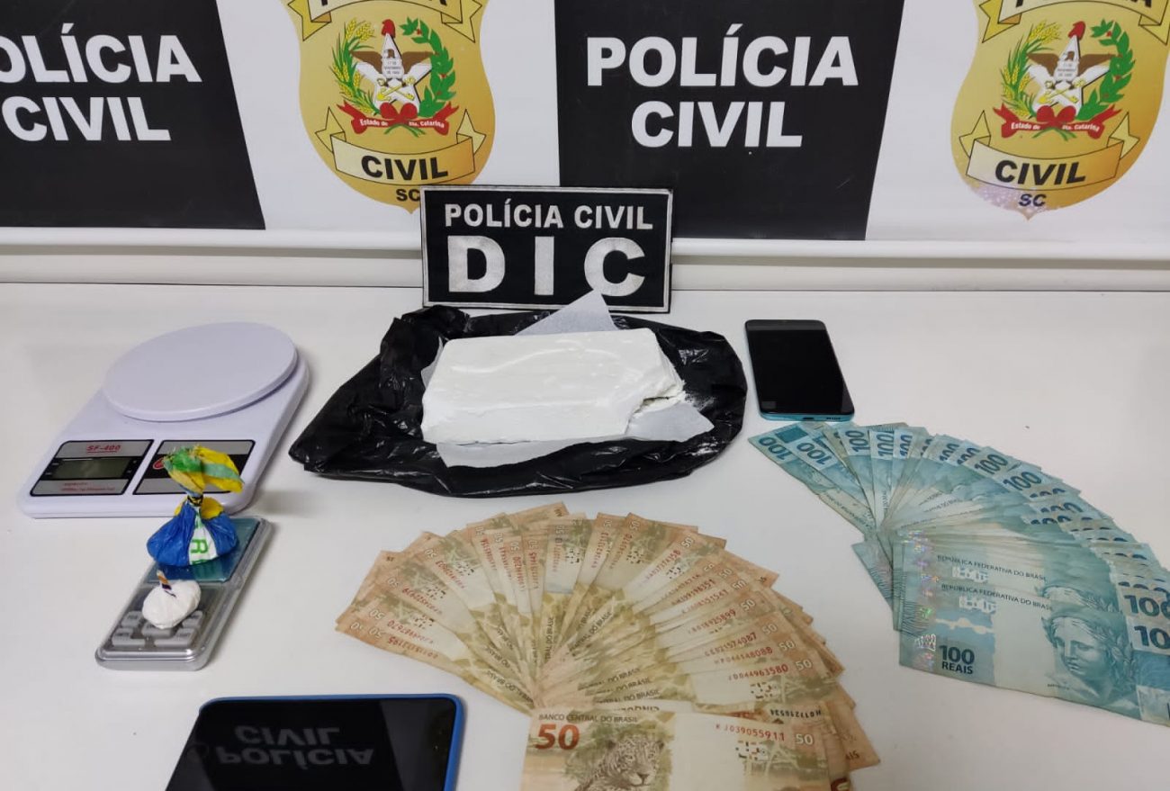 Homem é preso com R$ 5.900 em espécie e quase 1 kg de cocaína