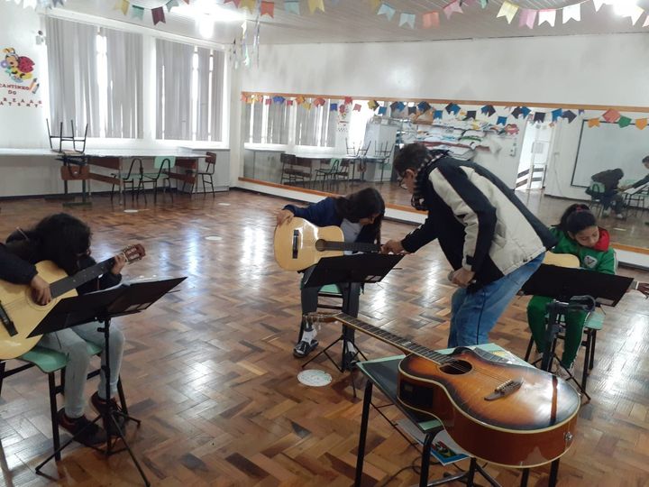 Aulas de violão são disponibilizadas para a população de Vargeão