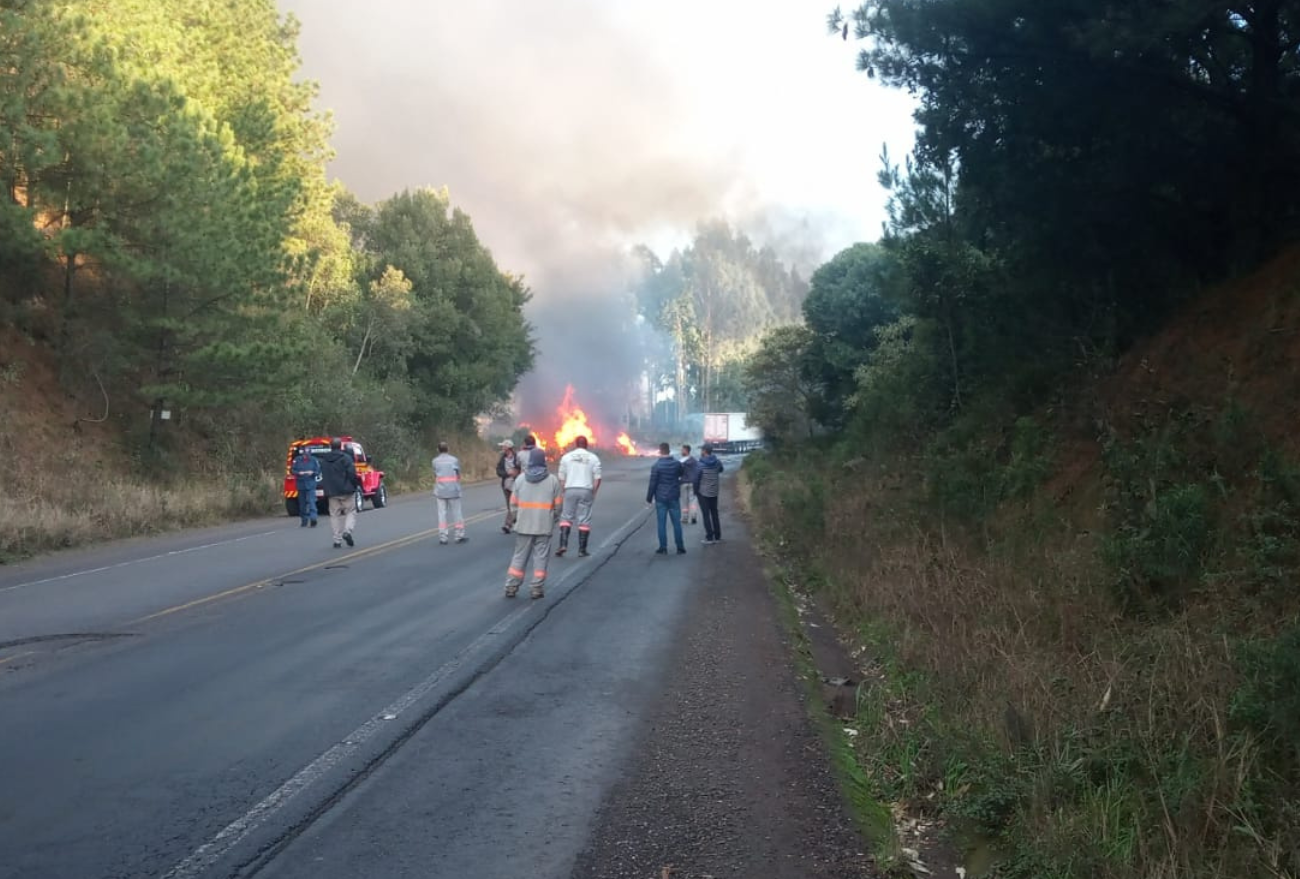 FOTOS E VÍDEOS: trânsito está bloqueado na BR-282 em Ponte Serrada após grave acidente