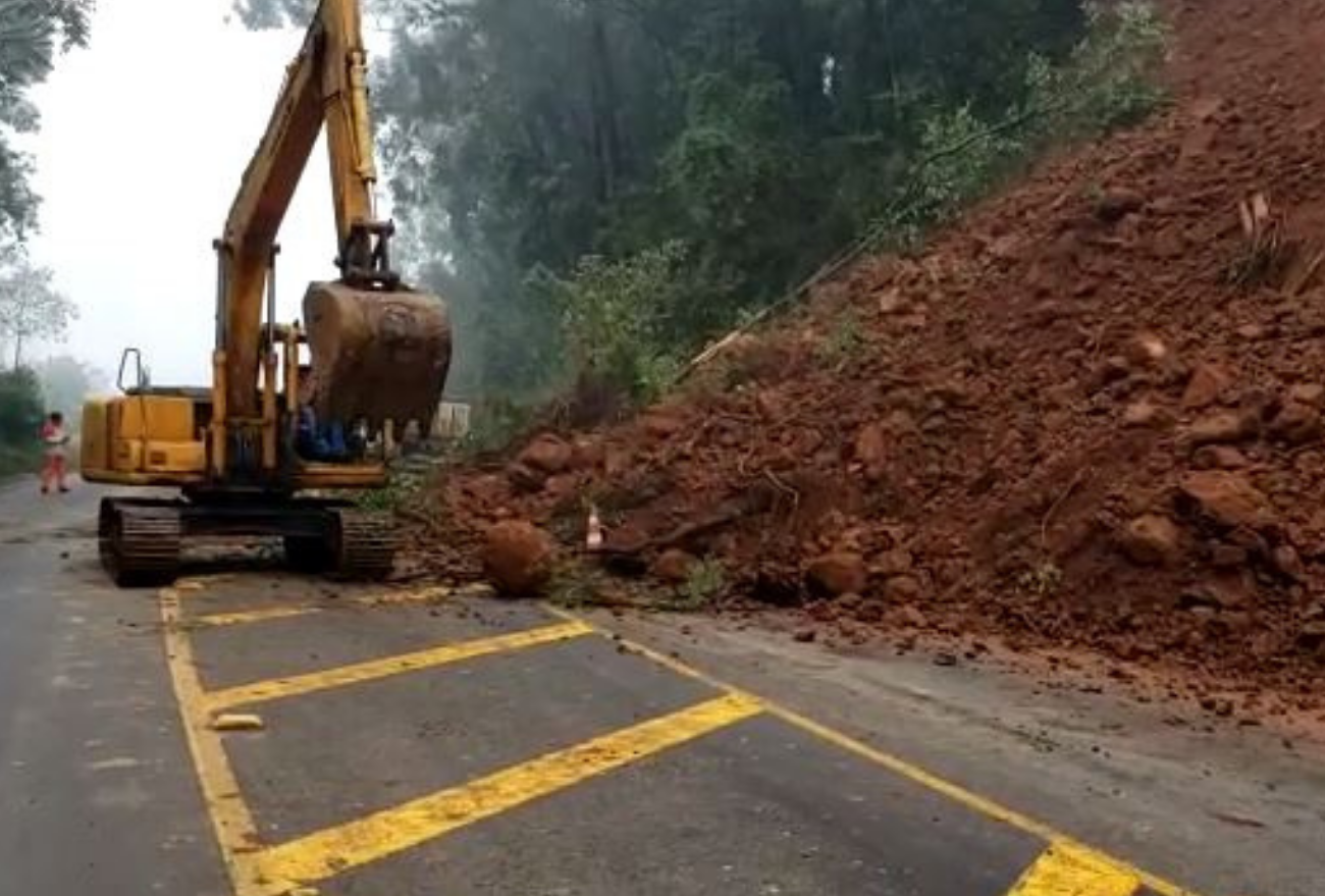 Vídeo: Inicia a desobstrução da queda de barreira na BR-282