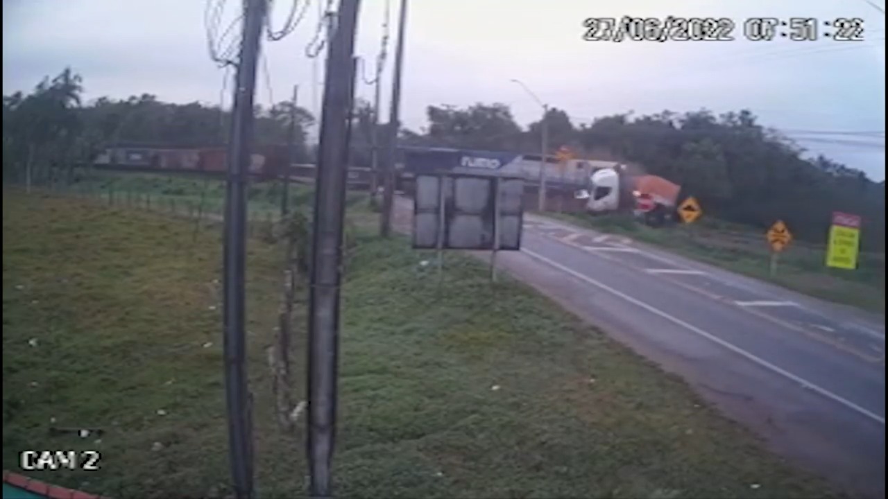 Vídeo: caminhão com placas de Xanxerê é arrastado por trem em ferrovia no Paraná