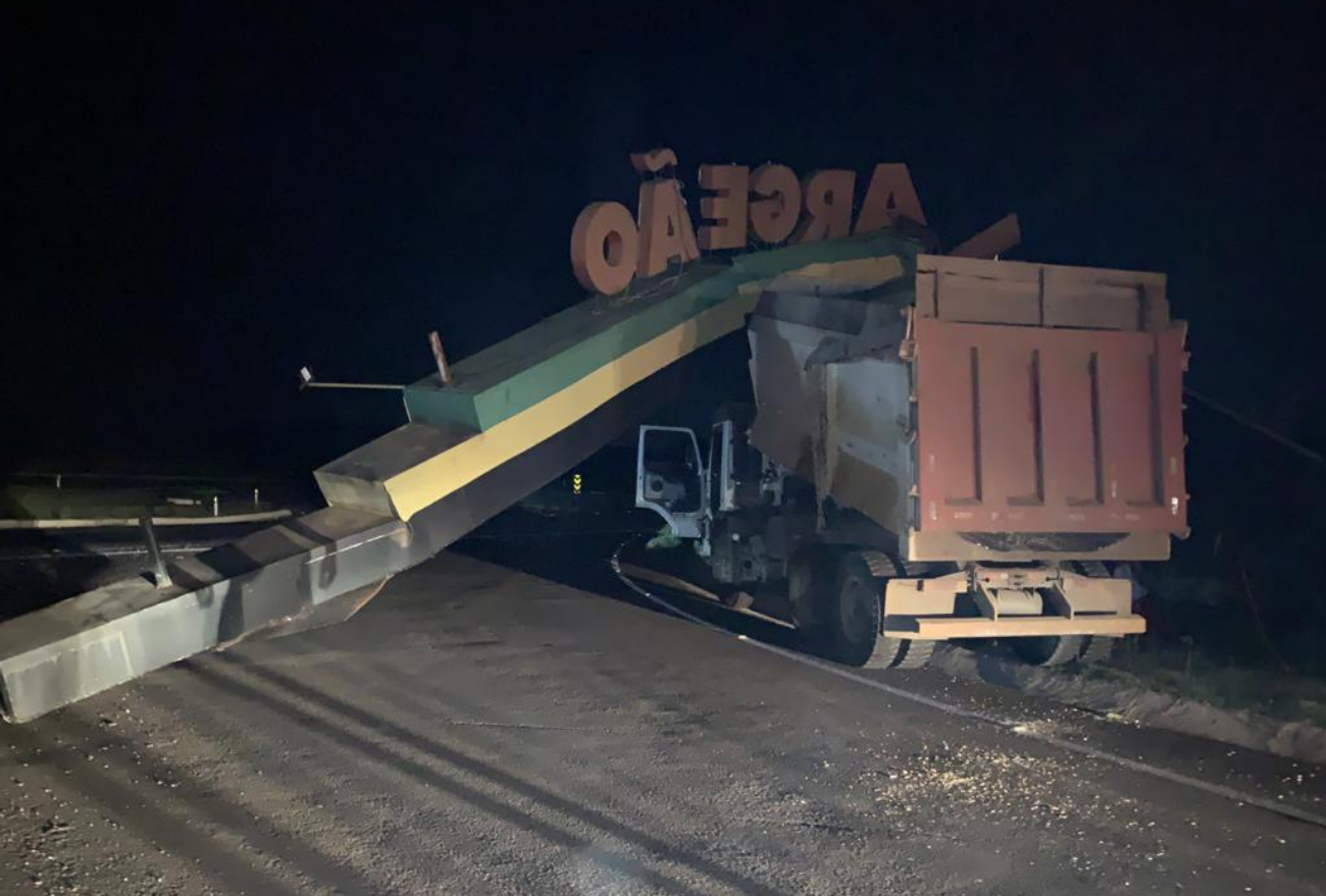 Empresa de caminhão que derrubou portal de acesso em Vargeão terá que pagar mais de R$ 69 mil pelo conserto