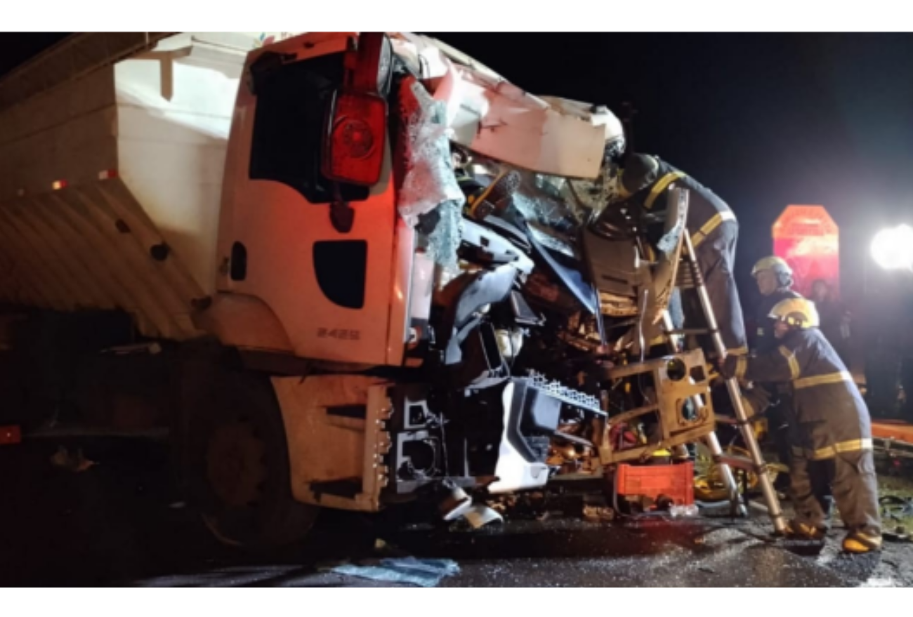 Fotos: colisão entre caminhões, deixa vítima presa as ferragens