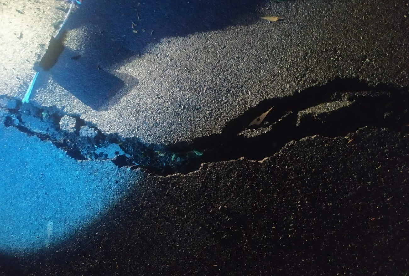 Fotos: Rachadura no asfalto deixa trânsito em meia pista na SC-155