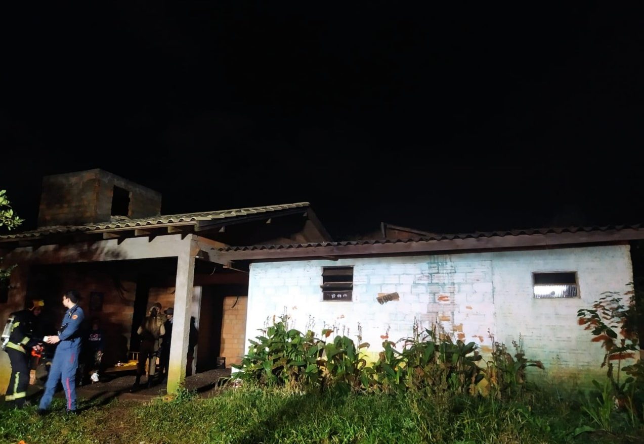 Casa invadida por andarilhos é consumida por incêndio, em Xanxerê