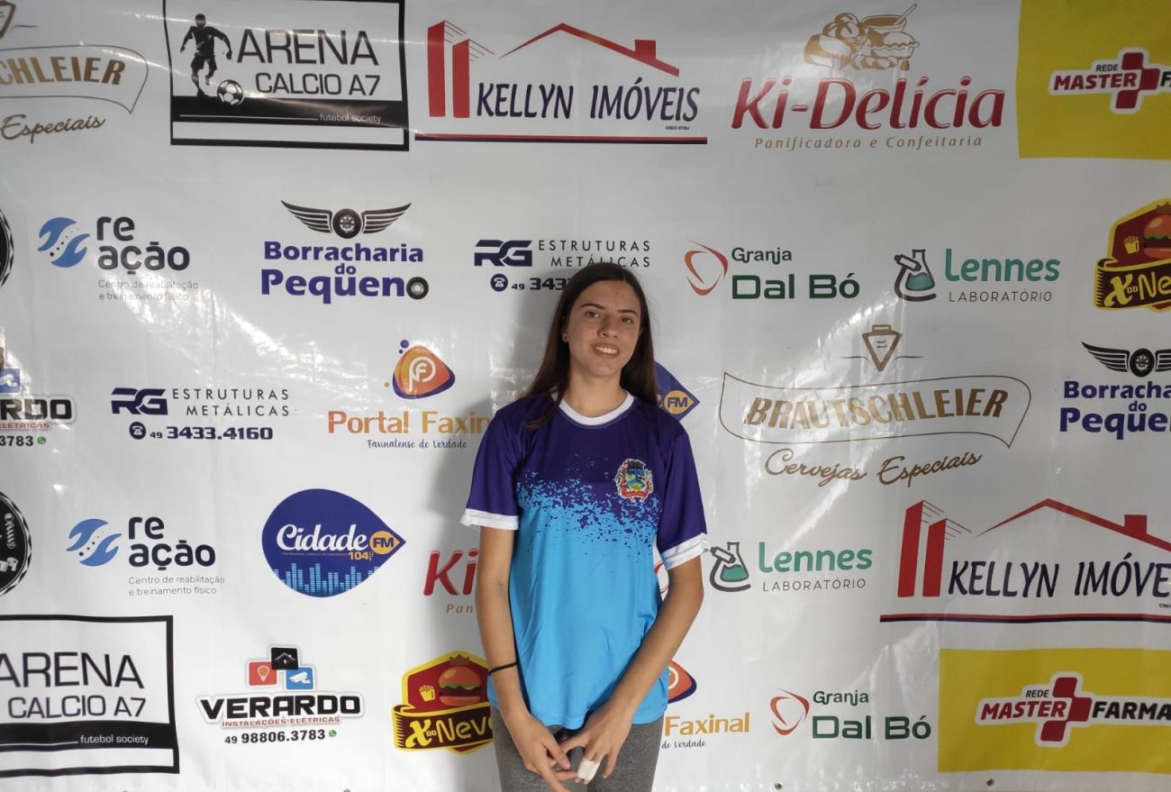 Faxinalense de apenas 14 anos faz sucesso atuando no time de Futsal Feminino