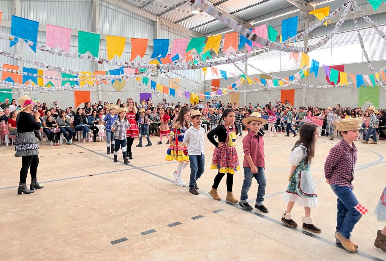 Fotos: Escola de Vargeão realiza festa Julina reunindo centenas de pessoas