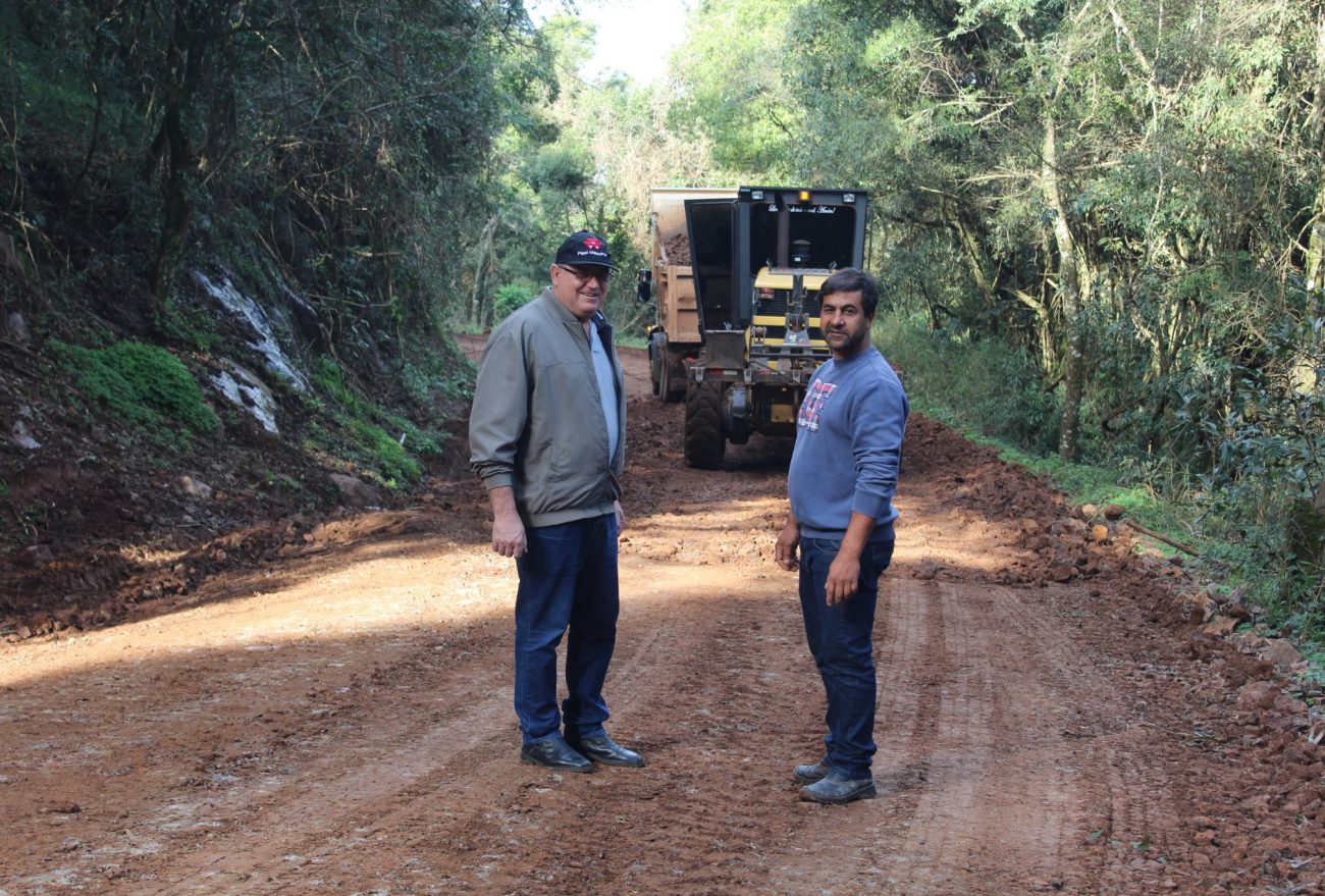 Vice-prefeito de Faxinal dos Guedes acompanha a equipe da Secretaria de Infraestrutura