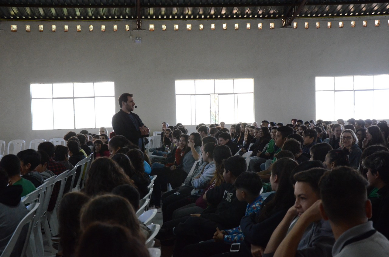 Palestra sobre a prevenção as drogas é levada para alunos de Ponte Serrada