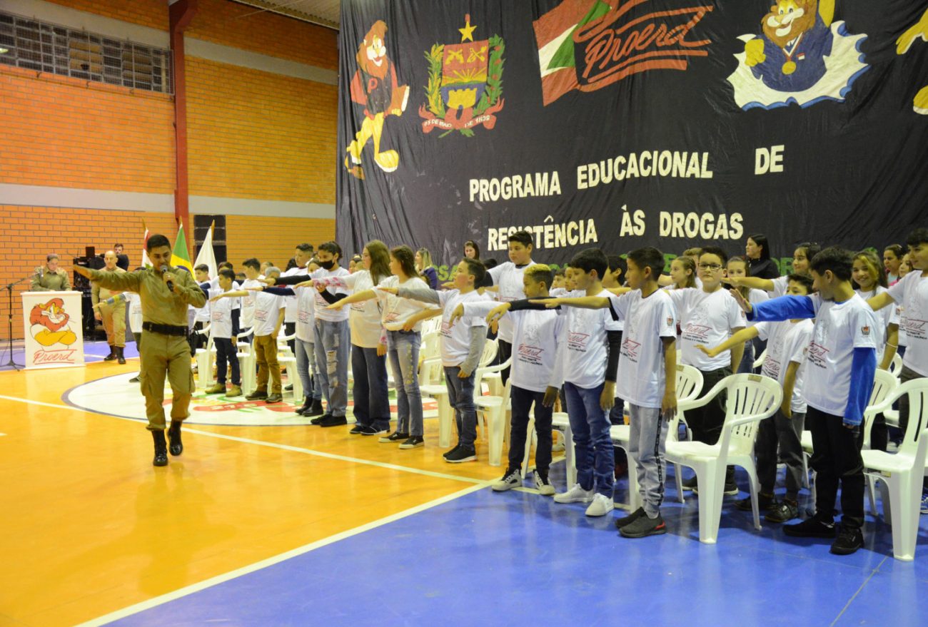 Mais de 50 Alunos do 5º ano de Ponte Serrada participam de formatura do Proerd