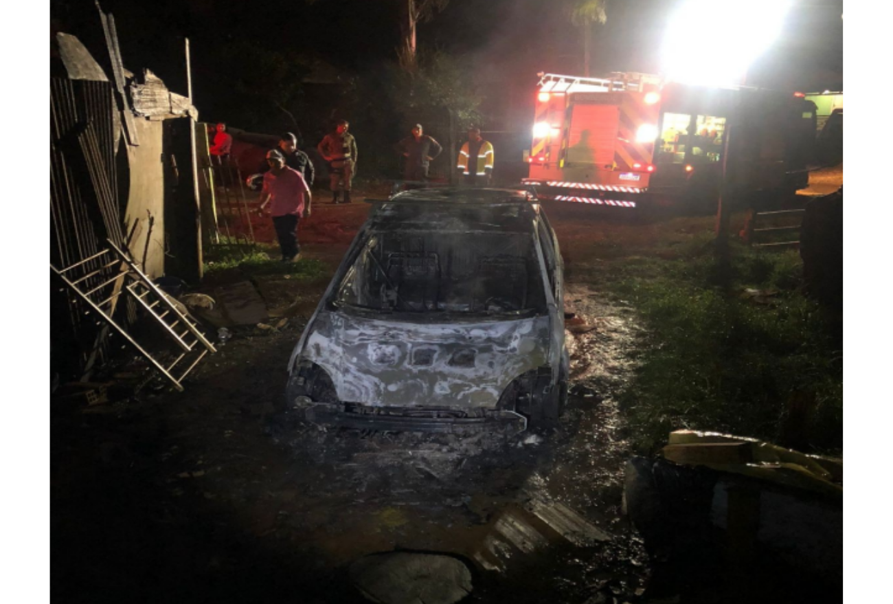 Fotos: Carro é completamente destruído por incêndio em Xanxerê