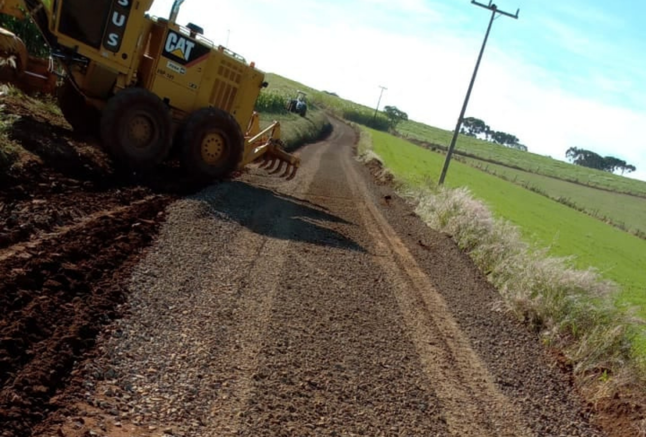 Prefeitura de Faxinal dos Guedes realiza pavimentação asfáltica em estrada do interior