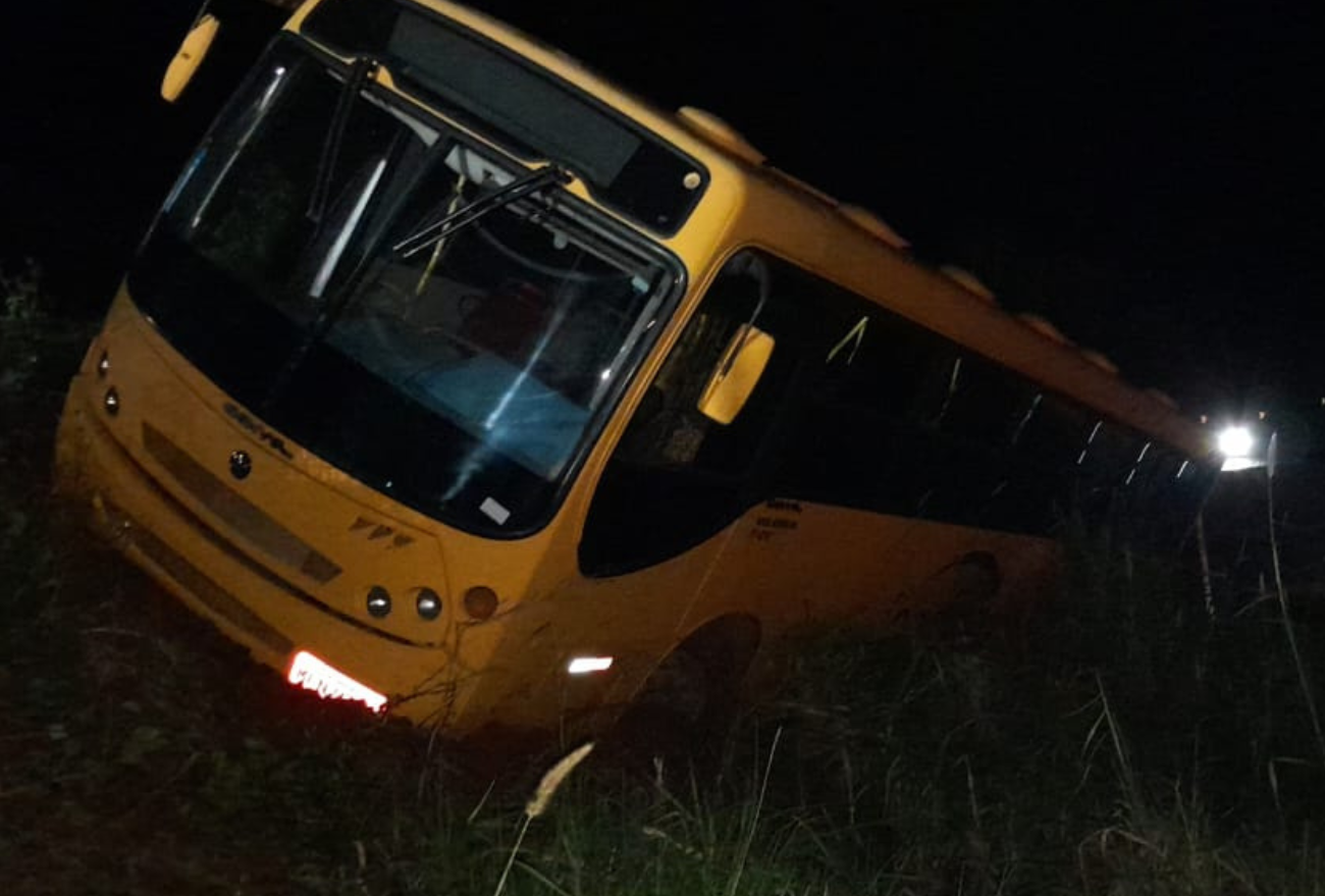 Ônibus colide em poste e deixa moradores sem energia