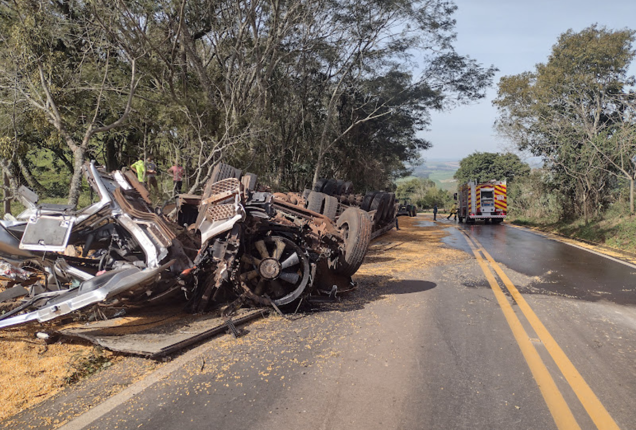 Caminhão é partido ao meio e uma pessoa vai a óbito, em grave acidente em São Domingos