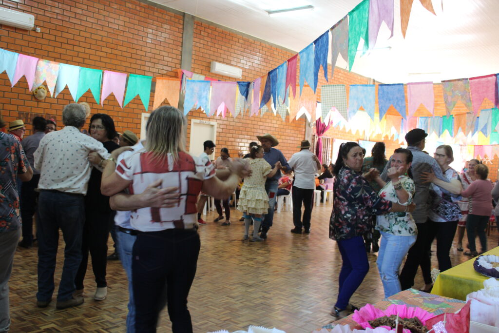 Fotos: Faxinal dos Guedes realiza Arraiá para os idosos no Centro de Convivência