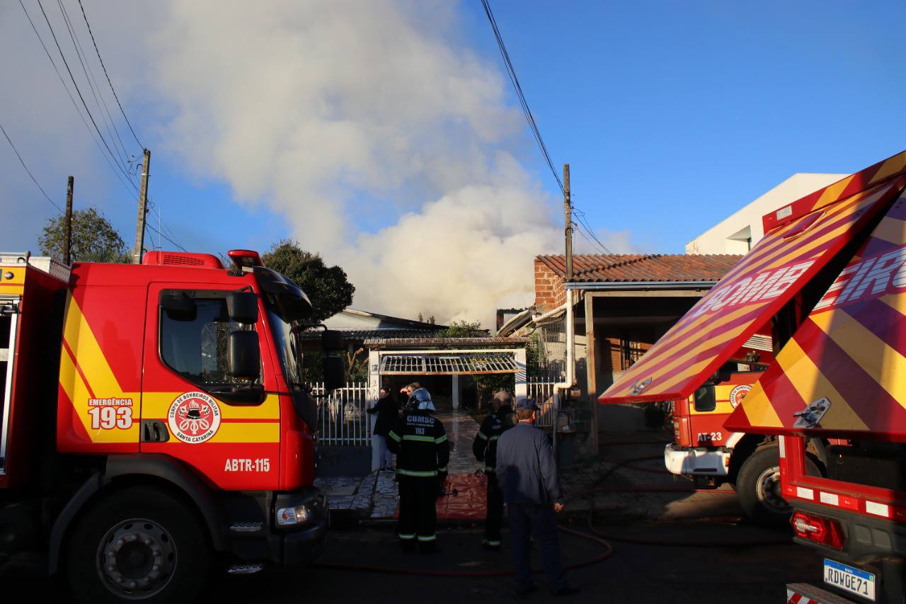 Vídeo: residência é destruída por incêndio na tarde de terça-feira (12)