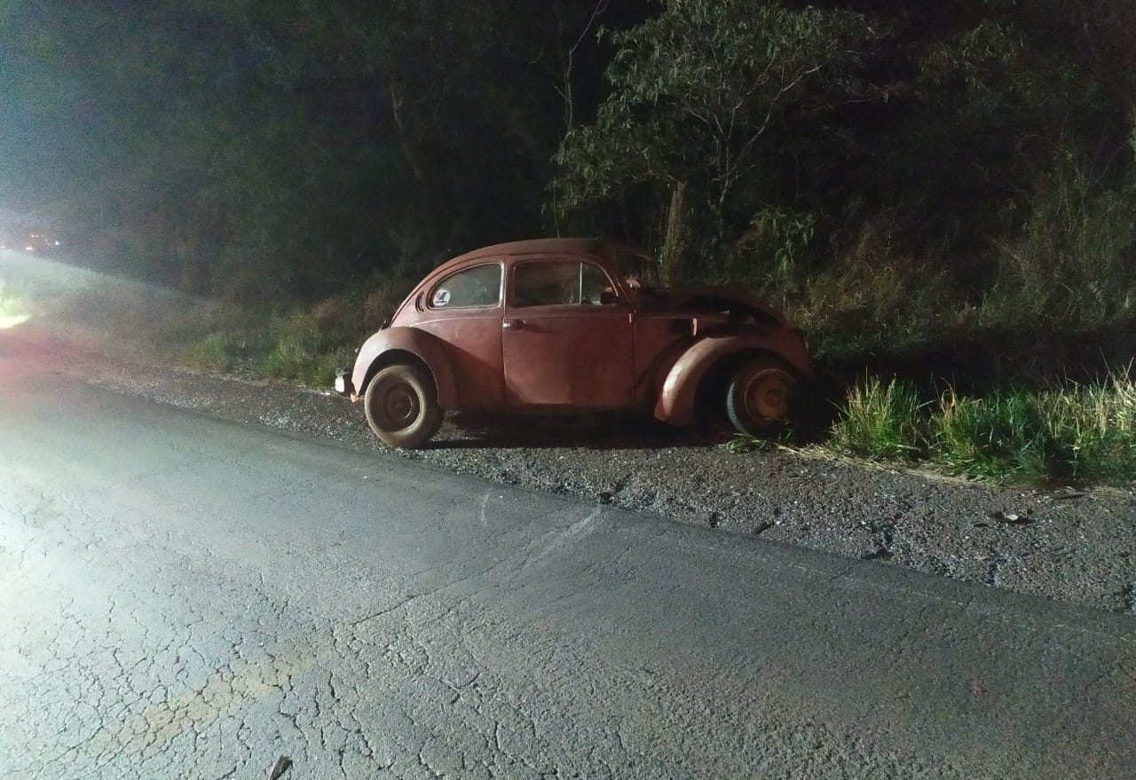 Homem fica gravemente ferido em acidente de trânsito entre fusca e caminhão