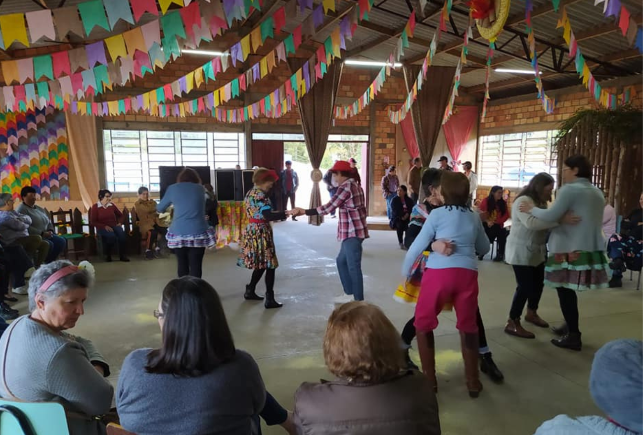 Fotos: Passos Maia realiza arraiá com idosos do Zumbi dos Palmares