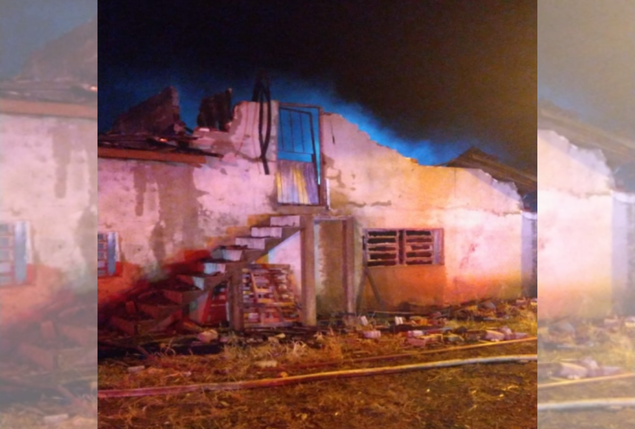 Bombeiros de Faxinal dos Guedes são acionados para incêndio em residência no interior de Vargeão