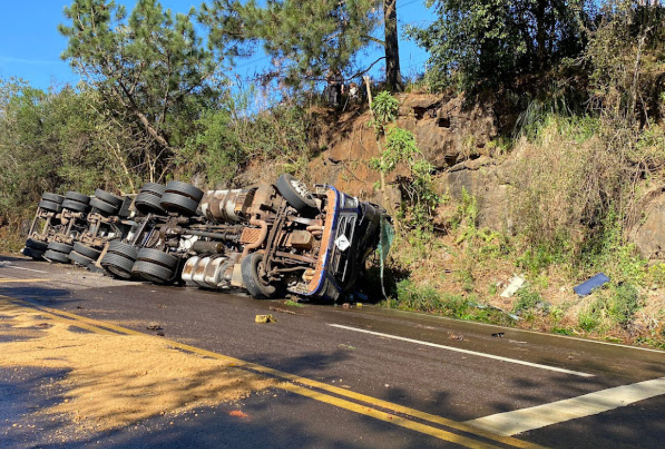 Após sair de pista, carreta transportando biodiesel tomba na BR-282