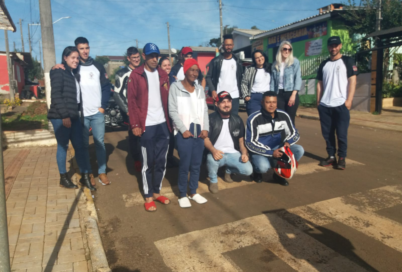 Moto Clube entrega doações para moradora de Faxinal dos Guedes que sofre de Câncer no estômago