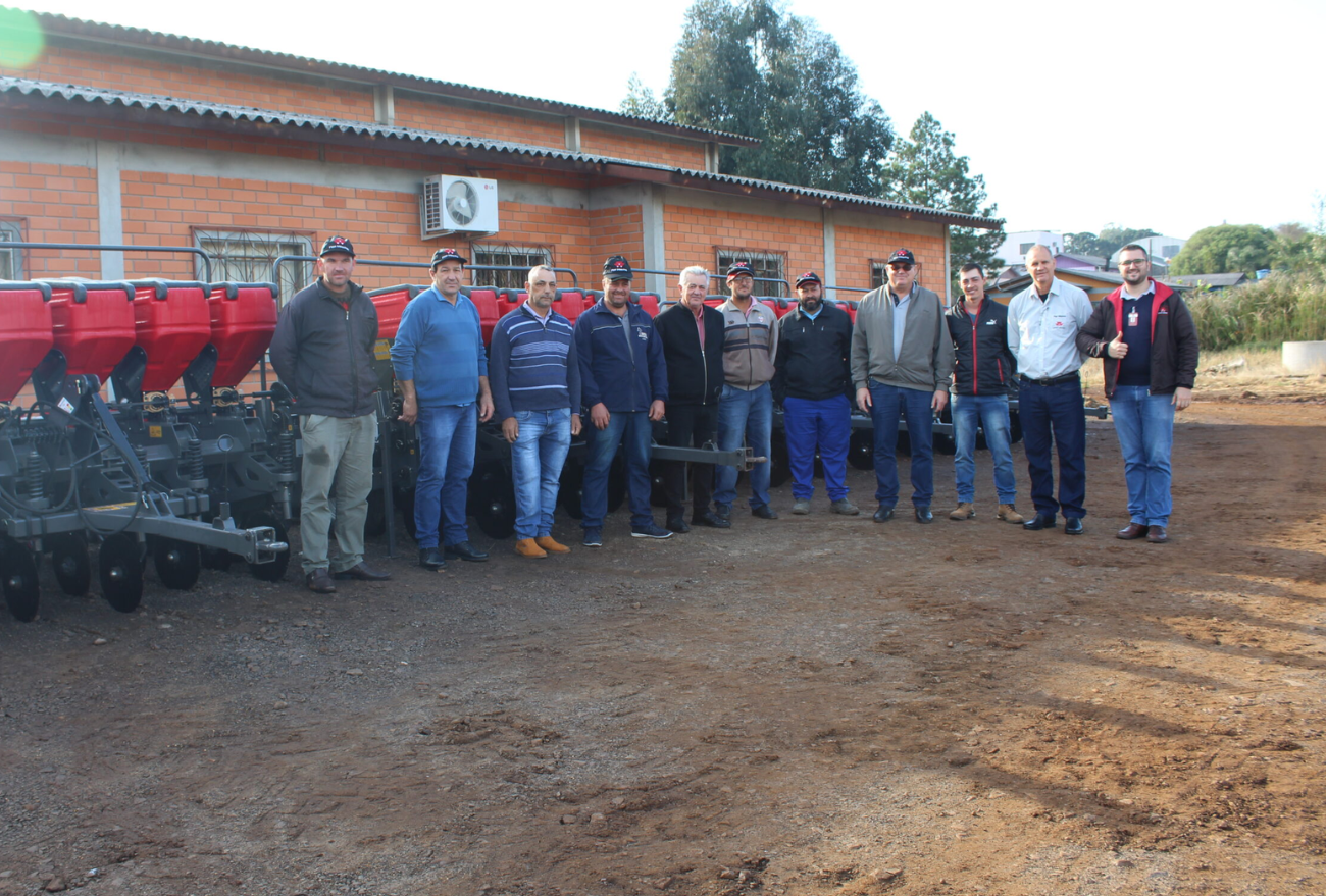 Prefeitura de Faxinal entrega plantadeiras para as Patrulhas Agrícolas