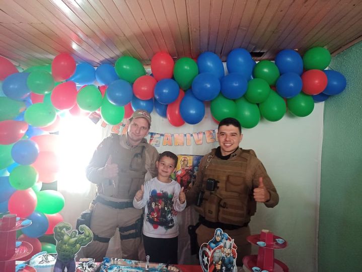 Policiais Militares de Xanxerê fazem surpresa para criança em sua festa de aniversário