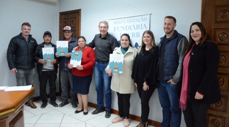 Governo Municipal de Ponte Serrada entrega títulos de propriedades para mais famílias