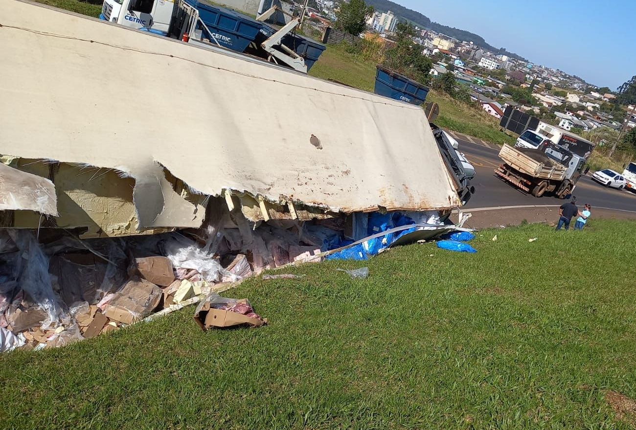 Caminhão câmara fria tomba na BR-282, em Xaxim