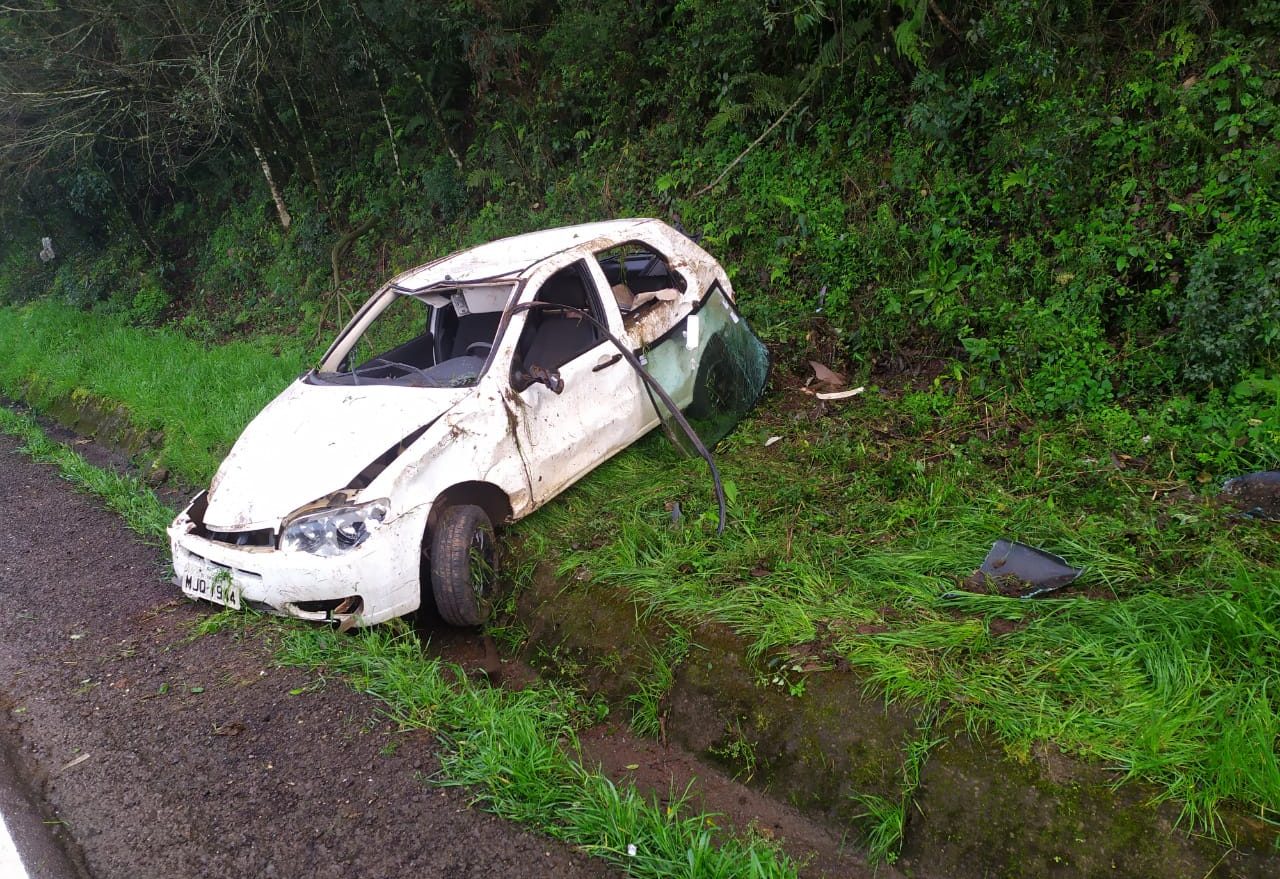 Mulher fica ferida após saída de pista na manhã desta segunda-feira (08)