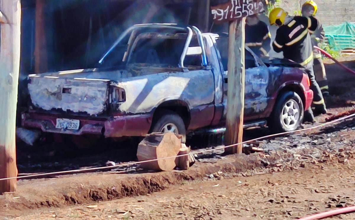 Veículo é totalmente consumido por incêndio no Oeste