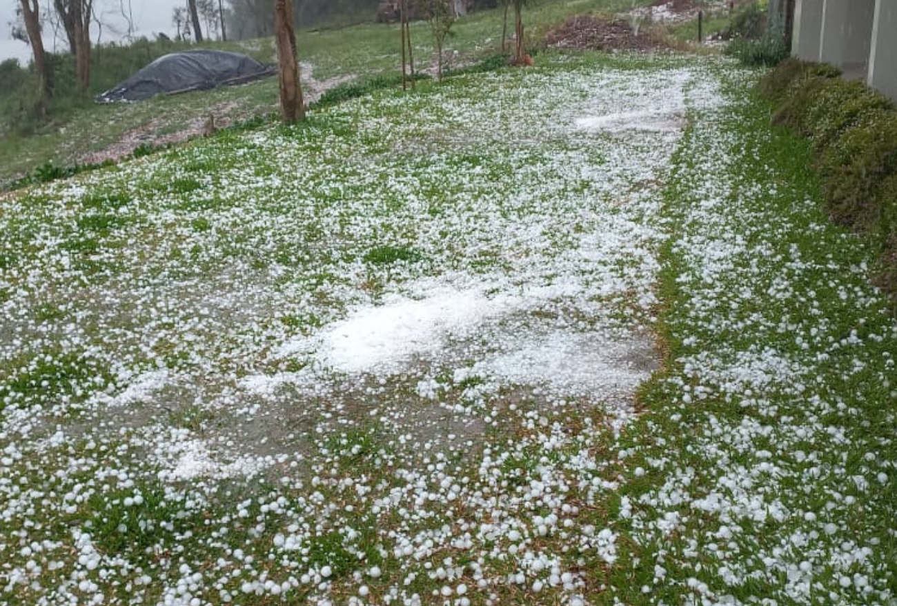 Imagens: Chuva de granizo atinge Vargeão e Passos Maia neste início de tarde (07)