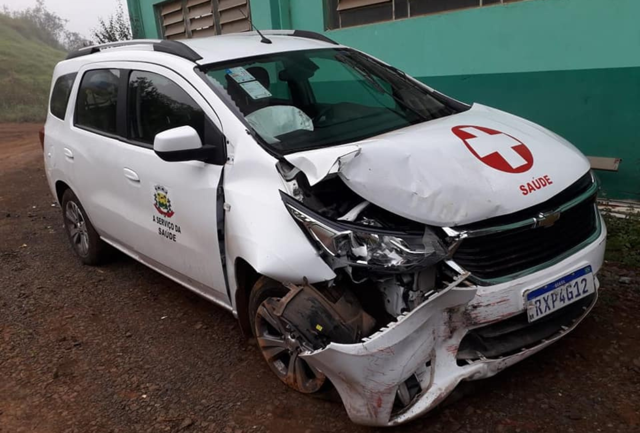 Após furtar carro da Secretaria da Saúde de Ipumirim, condutor colide contra estrutura de empresa