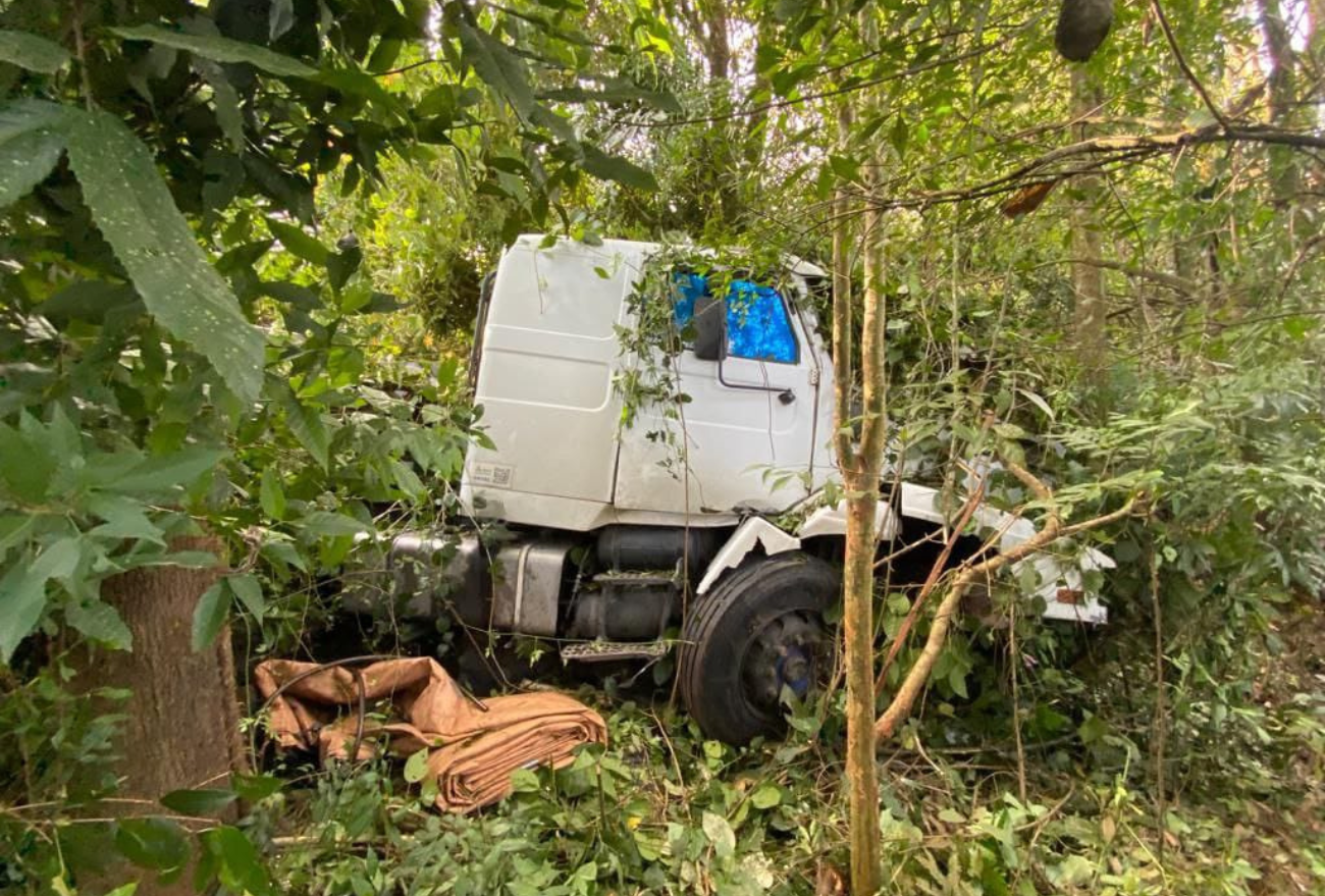 Fotos: Após cair em buraco, caminhão sai de pista na BR-283