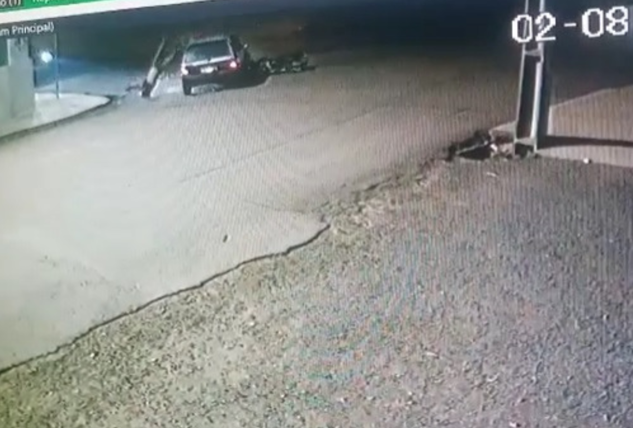 Vídeo: Câmera de segurança flagra exato momento de colisão entre carro e moto no Oeste