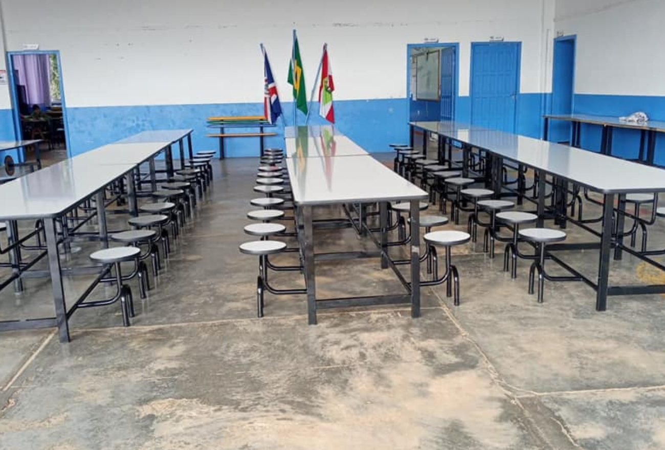 Secretaria de Educação de Passos Maia distribui mesas de refeitório para as escolas municipais