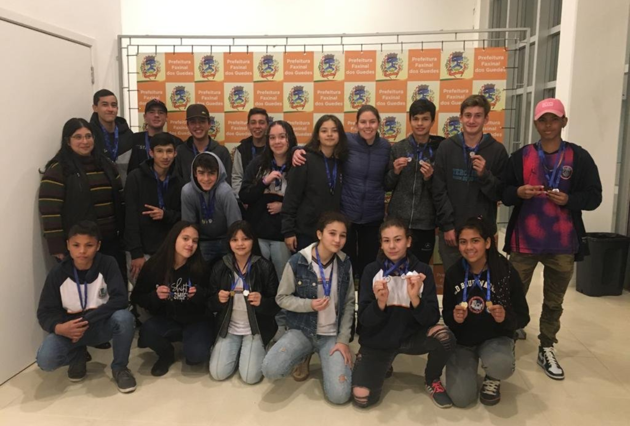 Escola de Faxinal dos Guedes realiza entrega de medalhas no Dia do Estudante