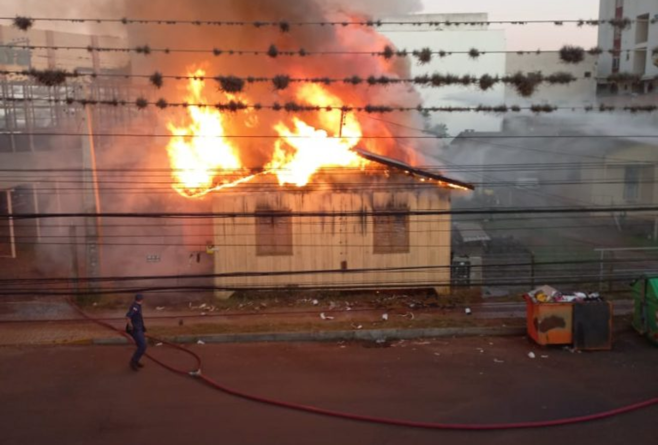 Homem é preso após incendiar residência e provocar morte de homem, no Oeste