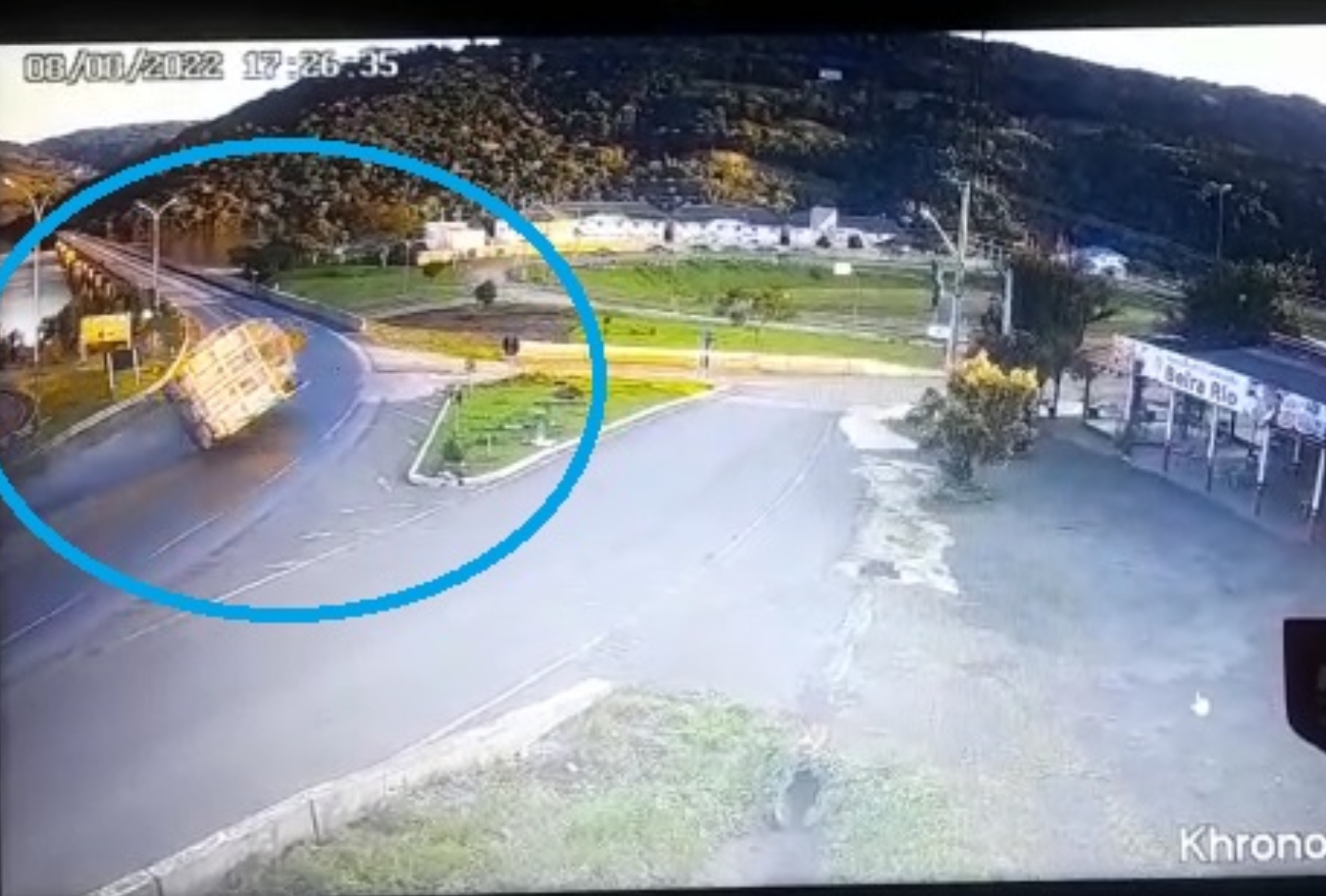 Vídeo: Câmera de monitoramento mostra exato momento de grave acidente com caminhão, no Oeste