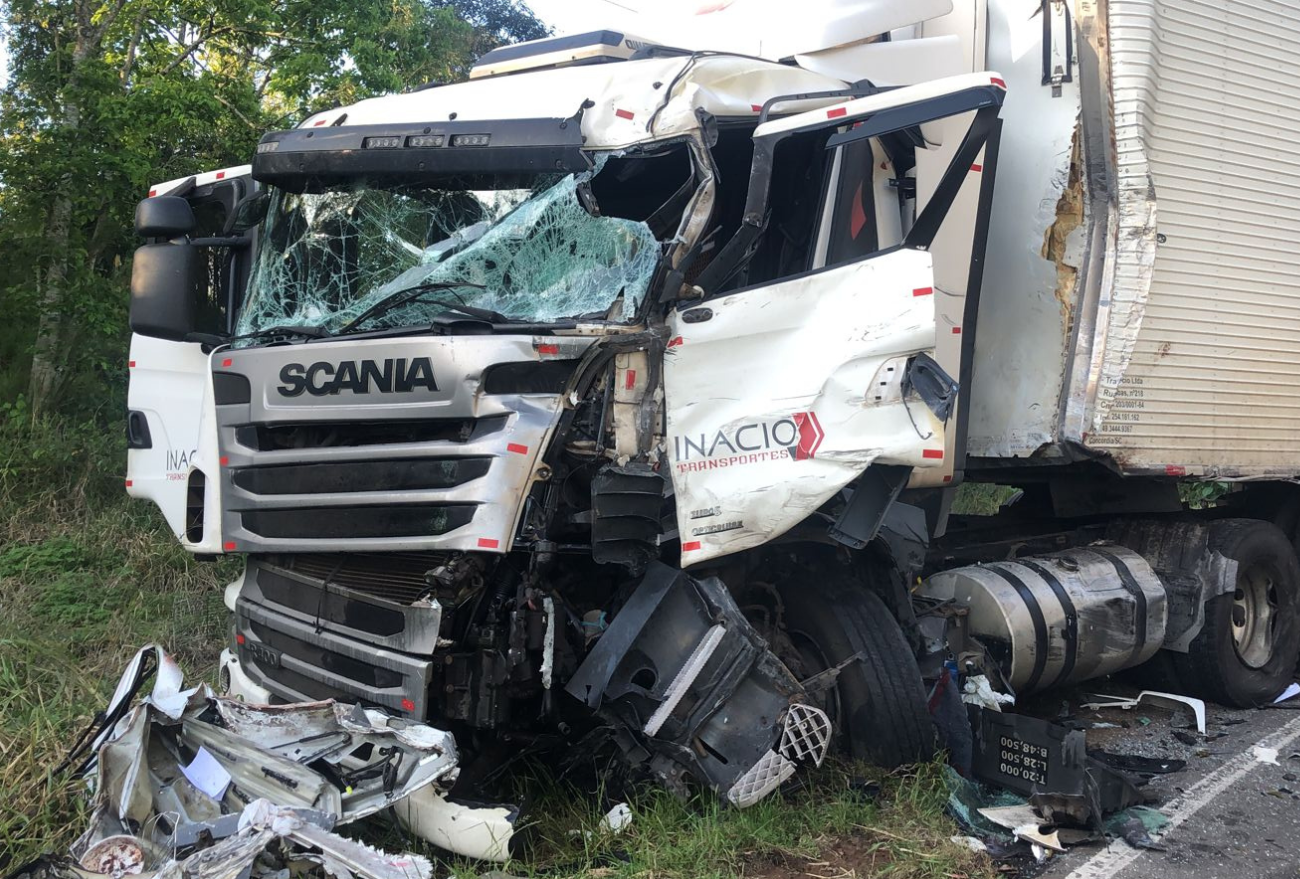 Motorista morre após grave acidente de trânsito entre caminhões na SC-283